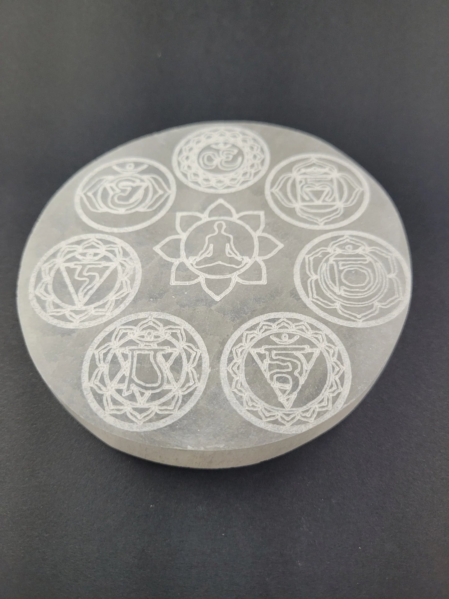Plaque de dynamisation en Sélénite et Bouddha + 7 chakras - Pierres de Terre Happy