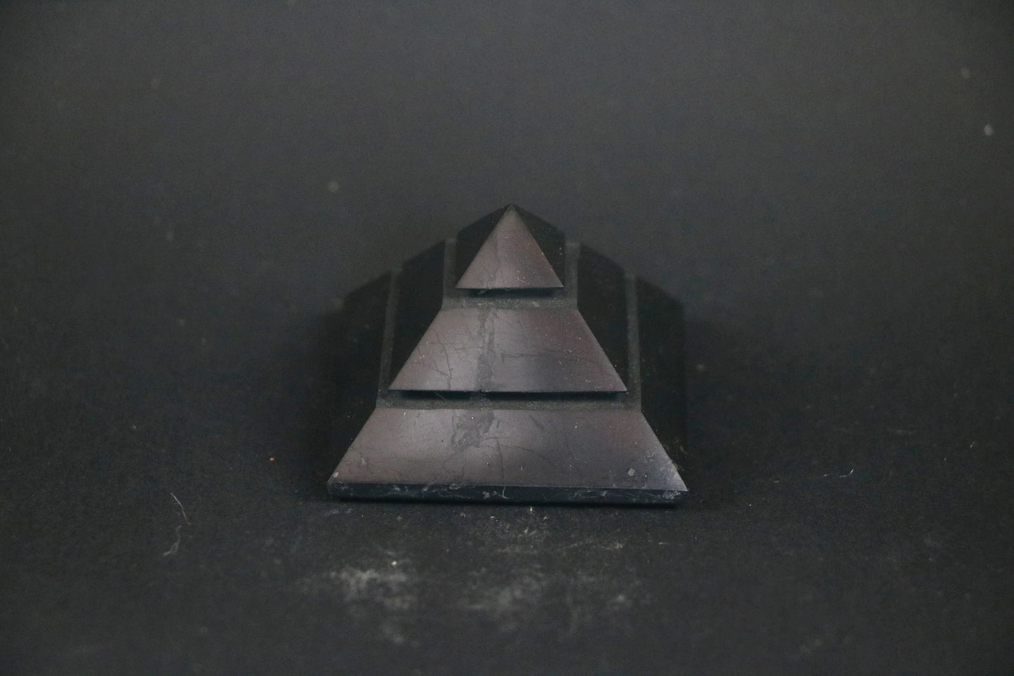 Pyramide en Shungite Sakkara 5cm - Pierres de Terre Happy