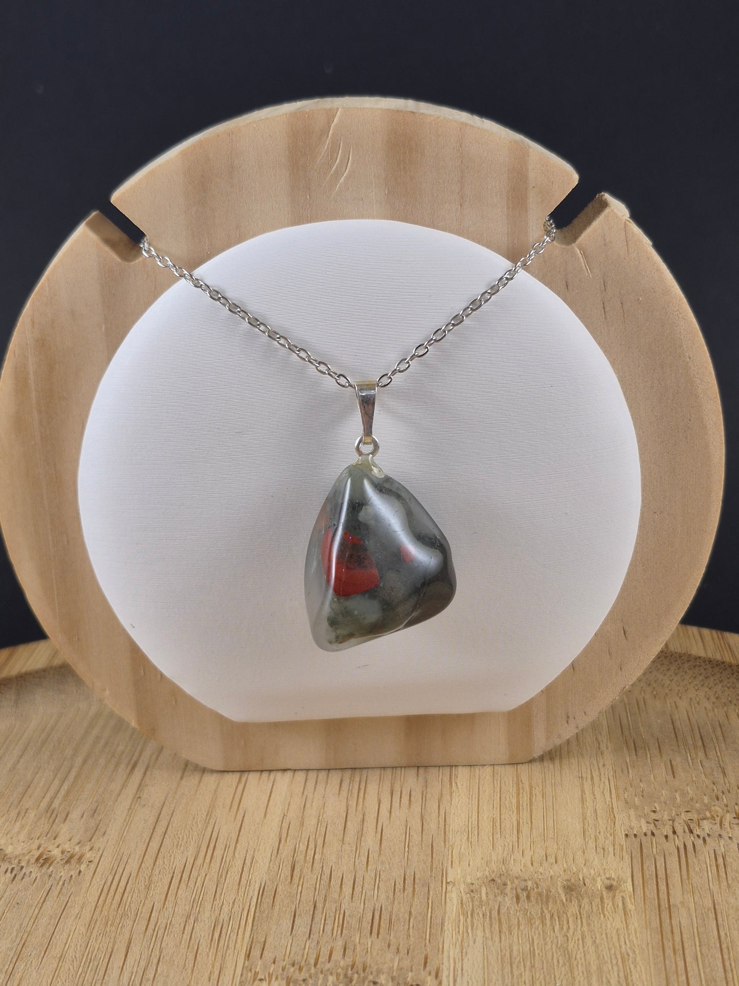 Pendentif en pierres roulées en Jaspe Héliotrope