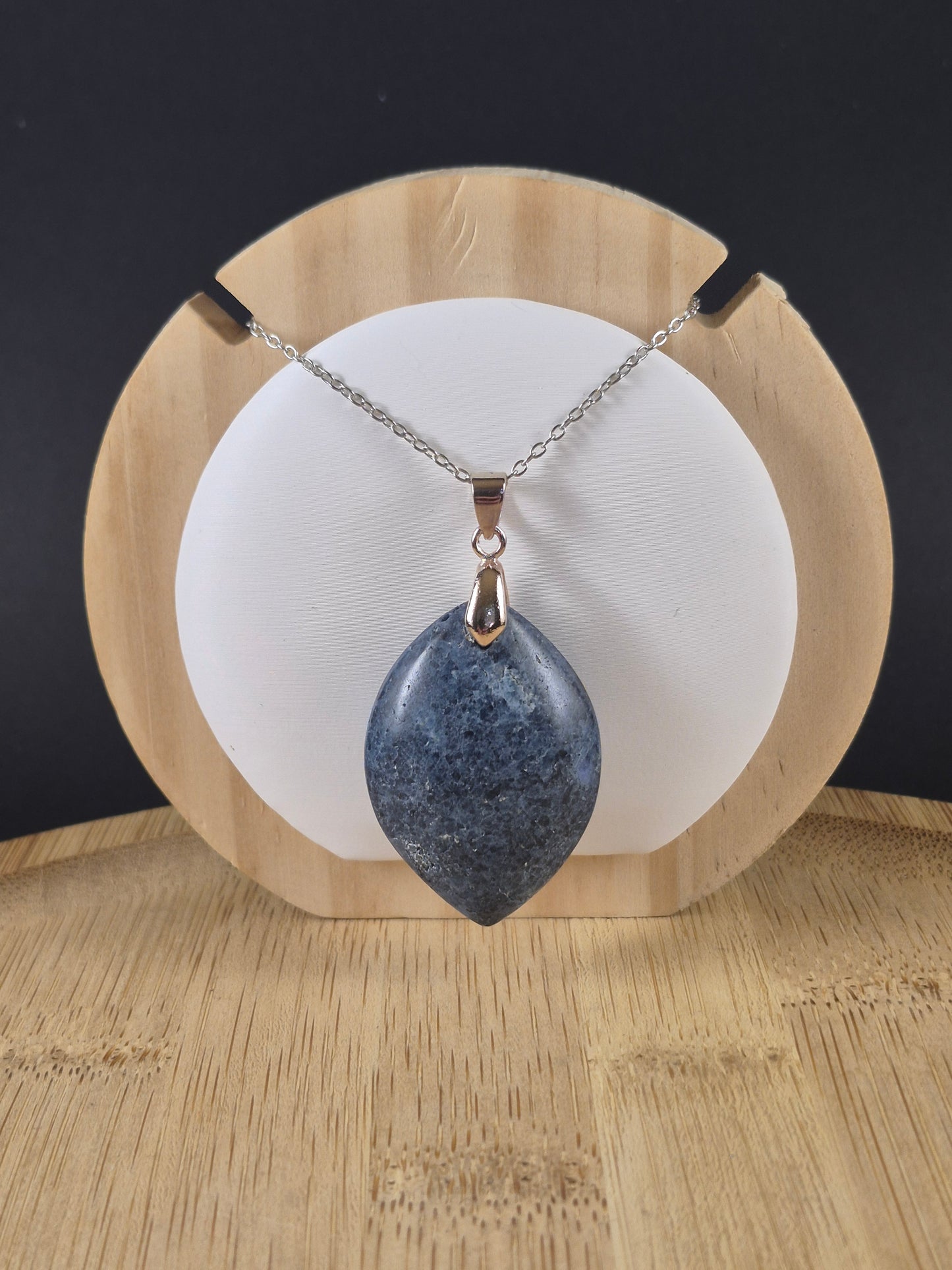 Pendentif marquise en Dumortiérite