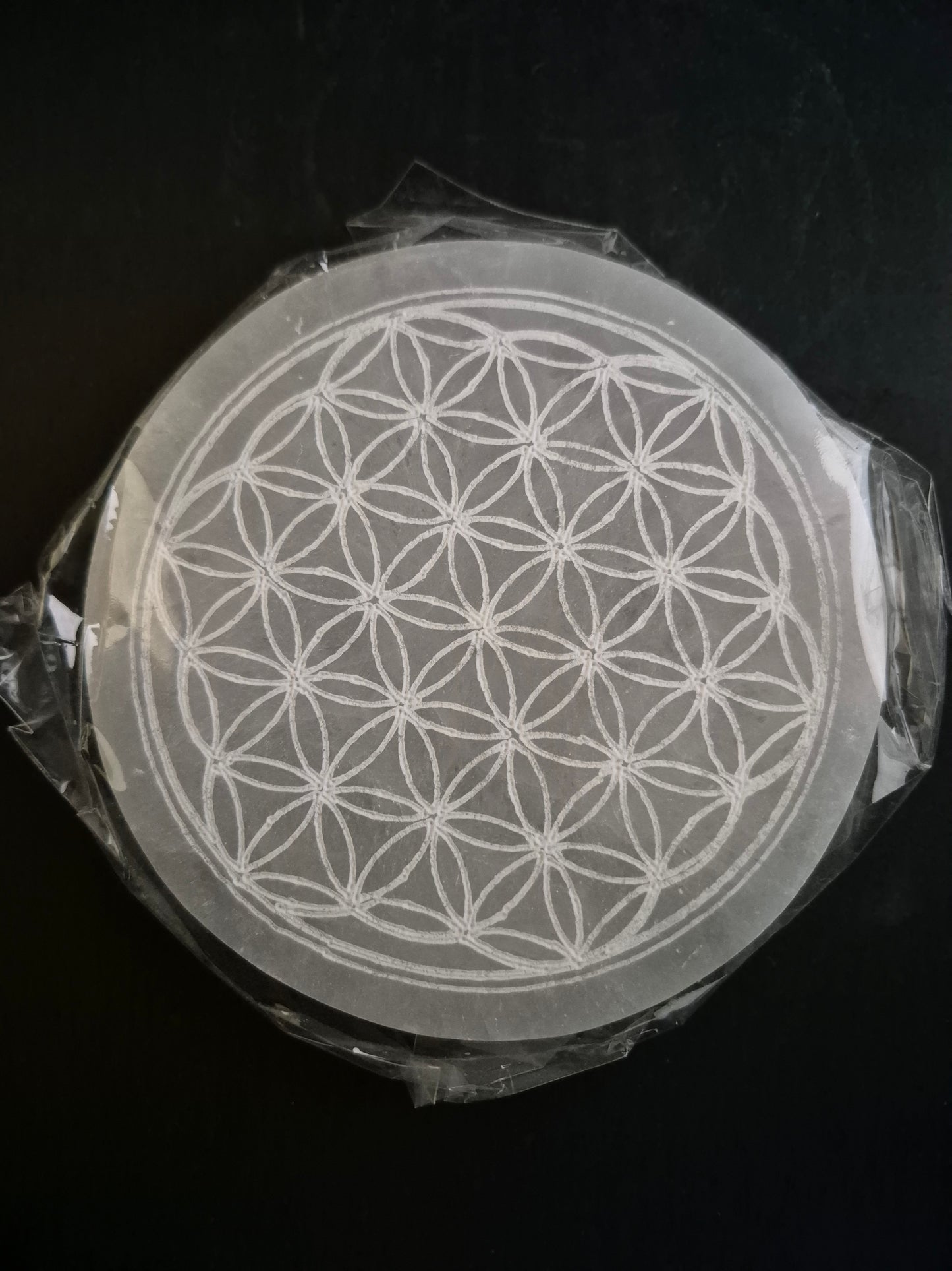 Plaque de dynamisation 12cm en Sélénite et fleur de vie