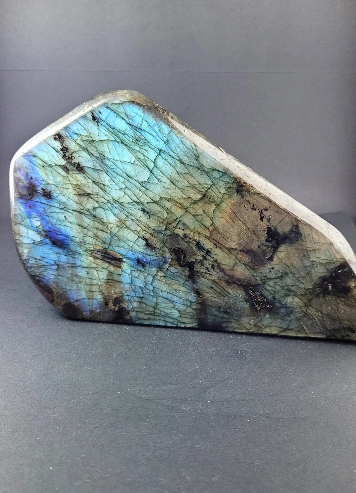 Bloc poli en Labradorite 975g - Pierres de Terre Happy