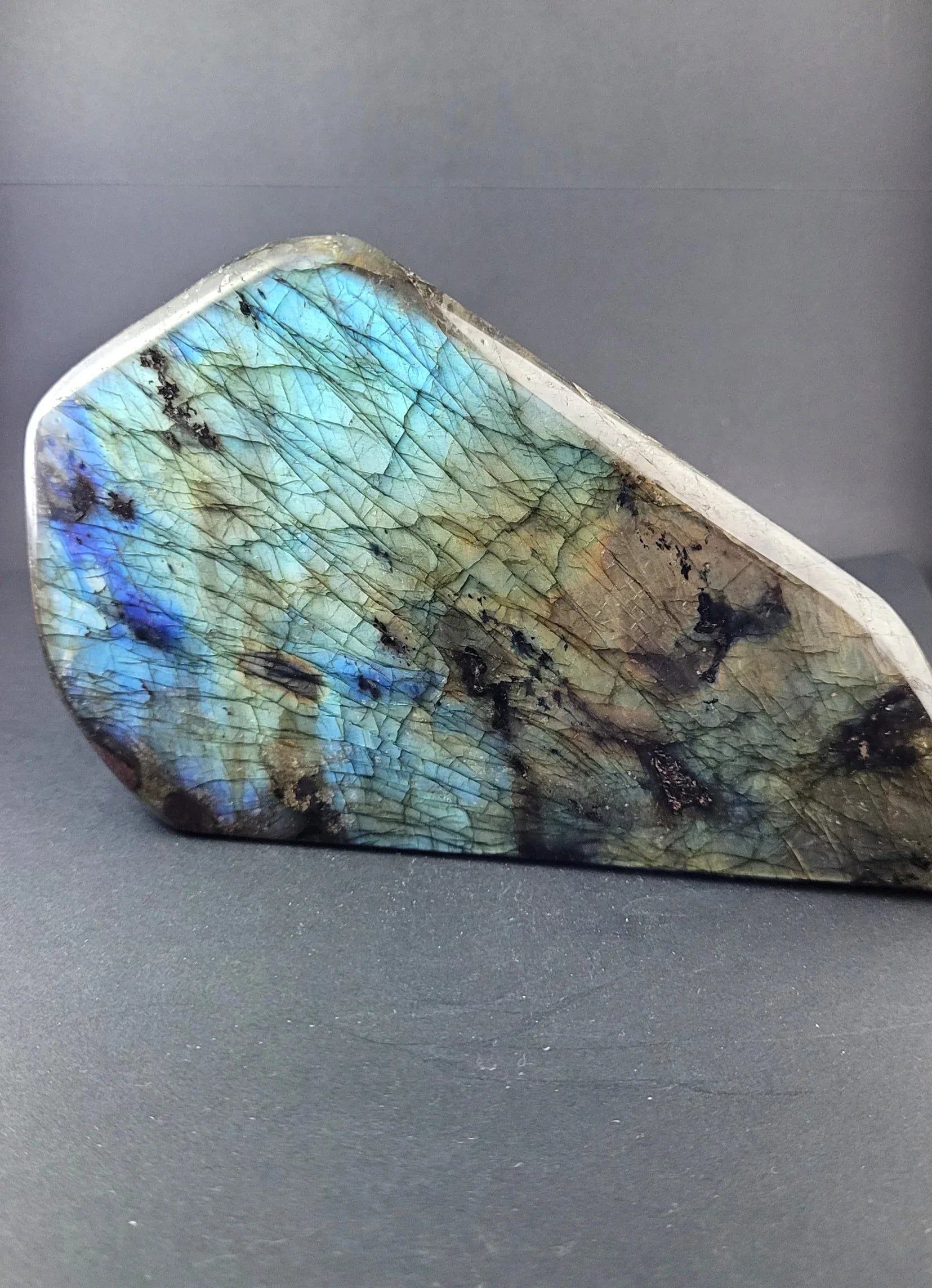 Bloc poli en Labradorite 975g - Pierres de Terre Happy