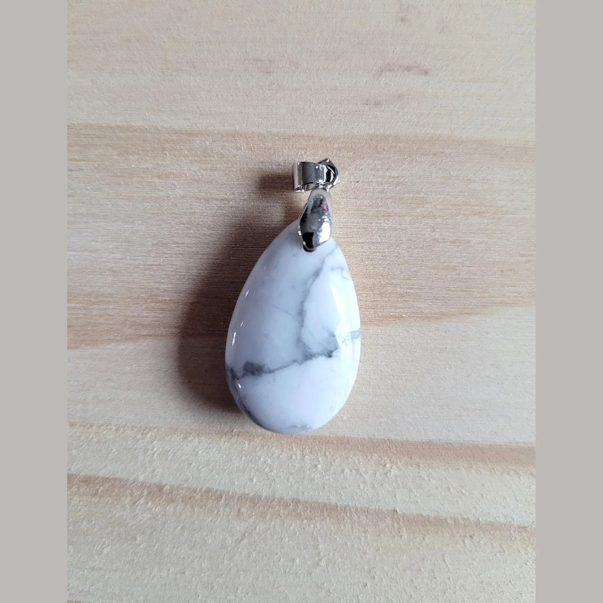 Pendentif goutte en Howlite - Pierres de Terre Happy