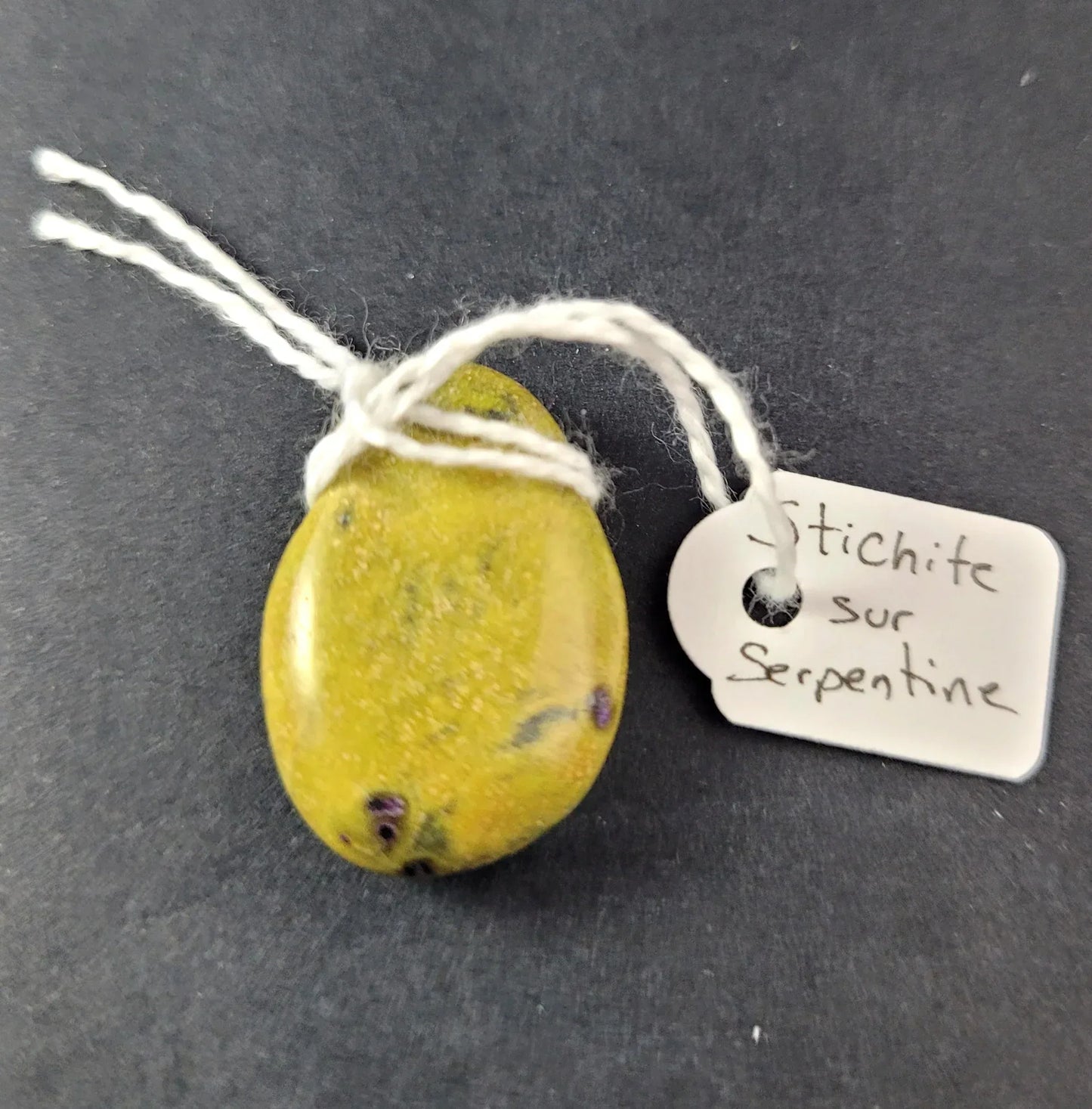 Pendentif pierre percée en Stichtite sur Serpentine ou Atlantisite - Pierres de Terre Happy