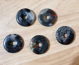 Pendentif donuts en Jaspe Héliotrope - Pierres de Terre Happy