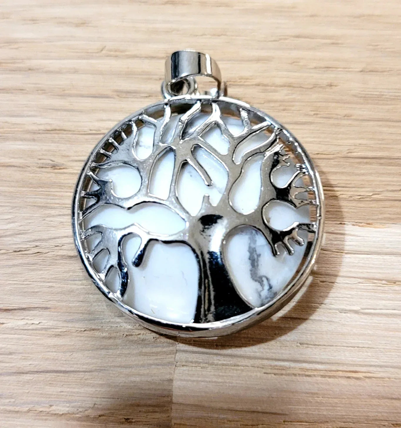 Pendentif arbre de vie en Howlite - Pierres de Terre Happy