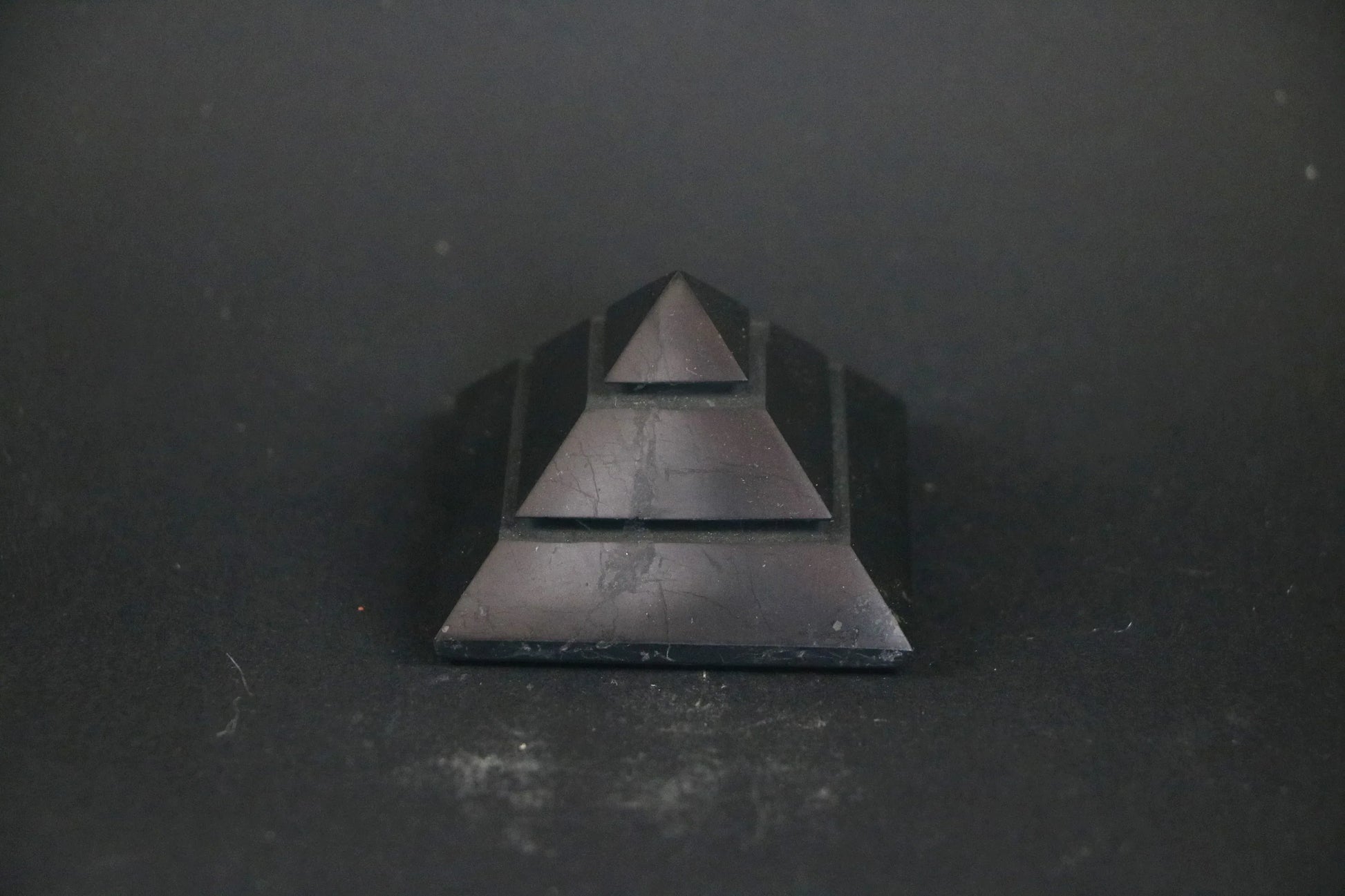 Pyramide en Shungite Sakkara 5cm - Pierres de Terre Happy