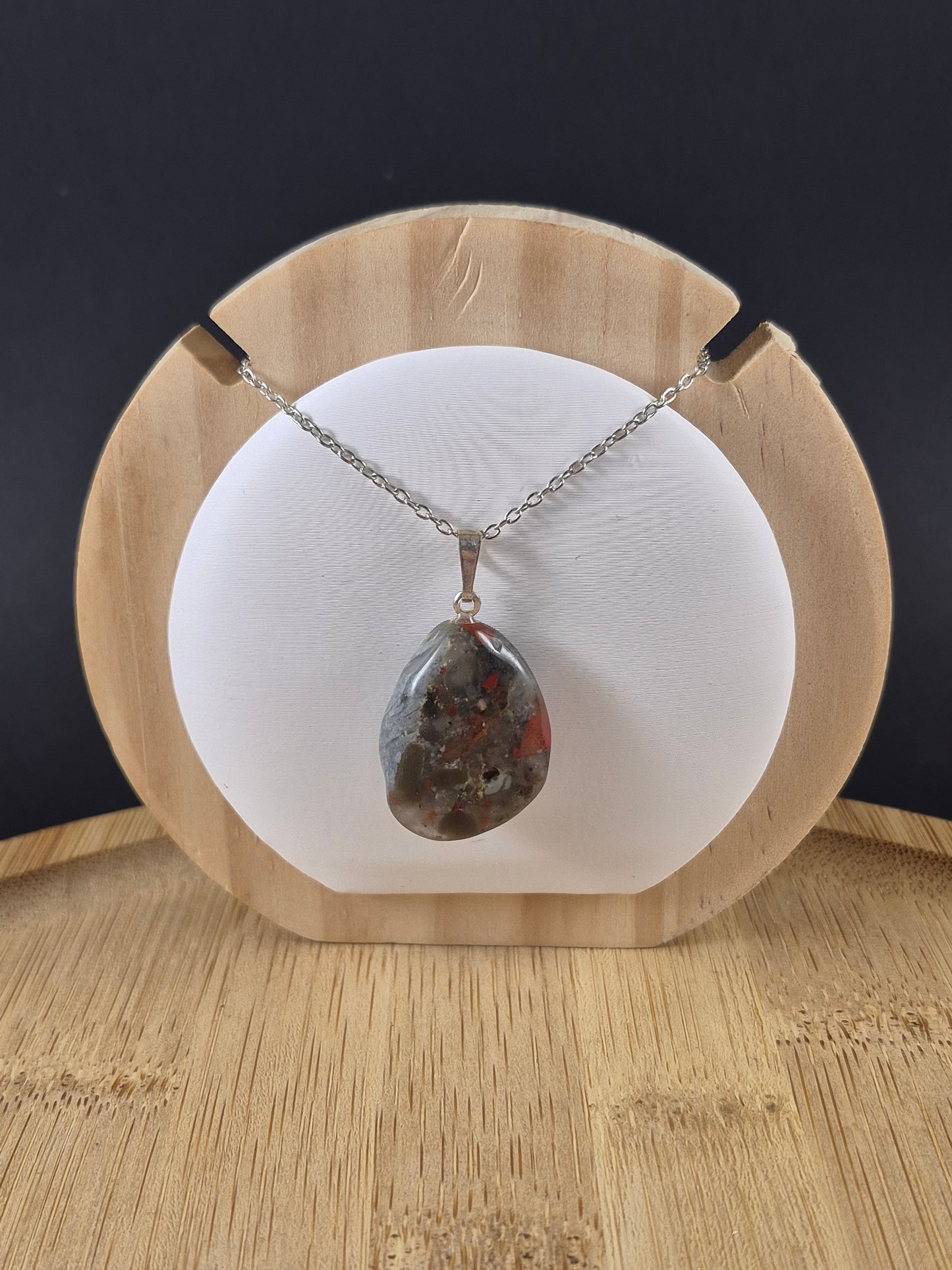 Pendentif en pierres roulées en Jaspe Héliotrope