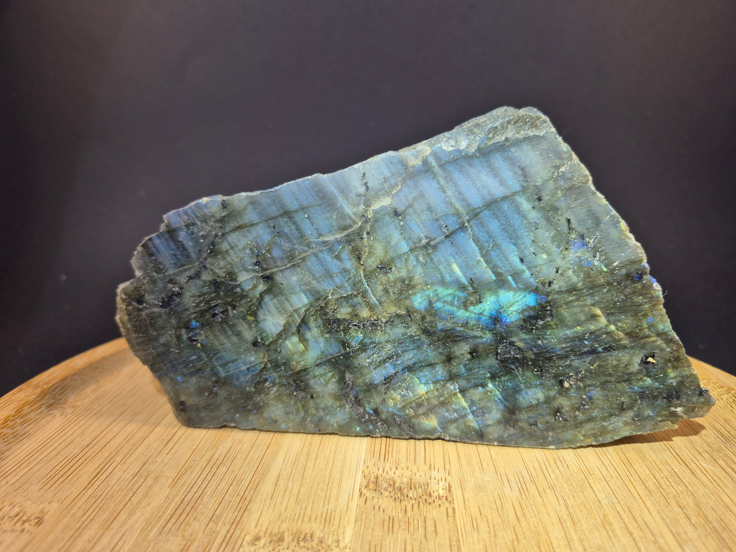 Bloc semi poli en Labradorite 533g