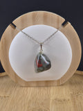 Pendentif en pierres roulées en Jaspe Héliotrope
