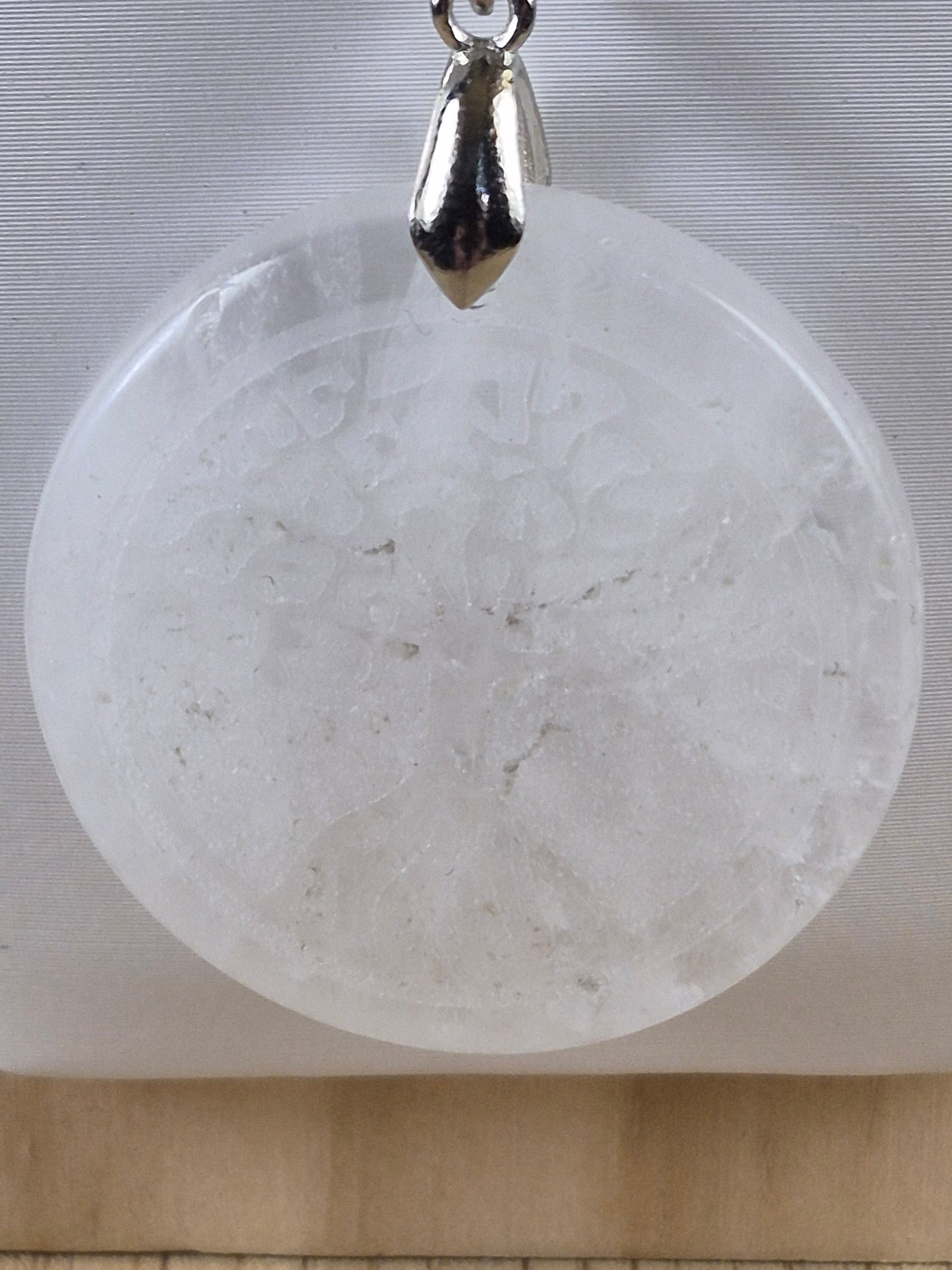 Pendentif arbre gravé sur Cristal de Roche
