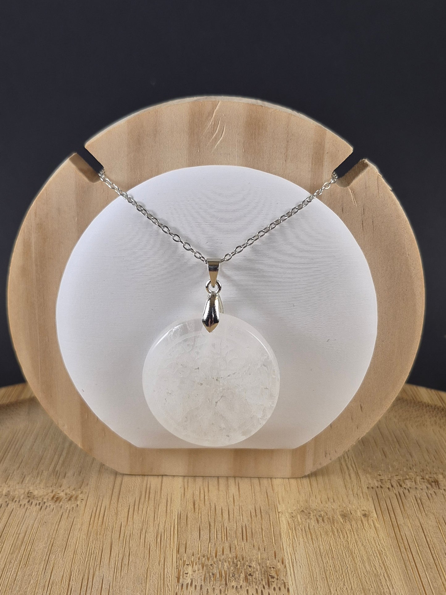 Pendentif arbre gravé sur Cristal de Roche