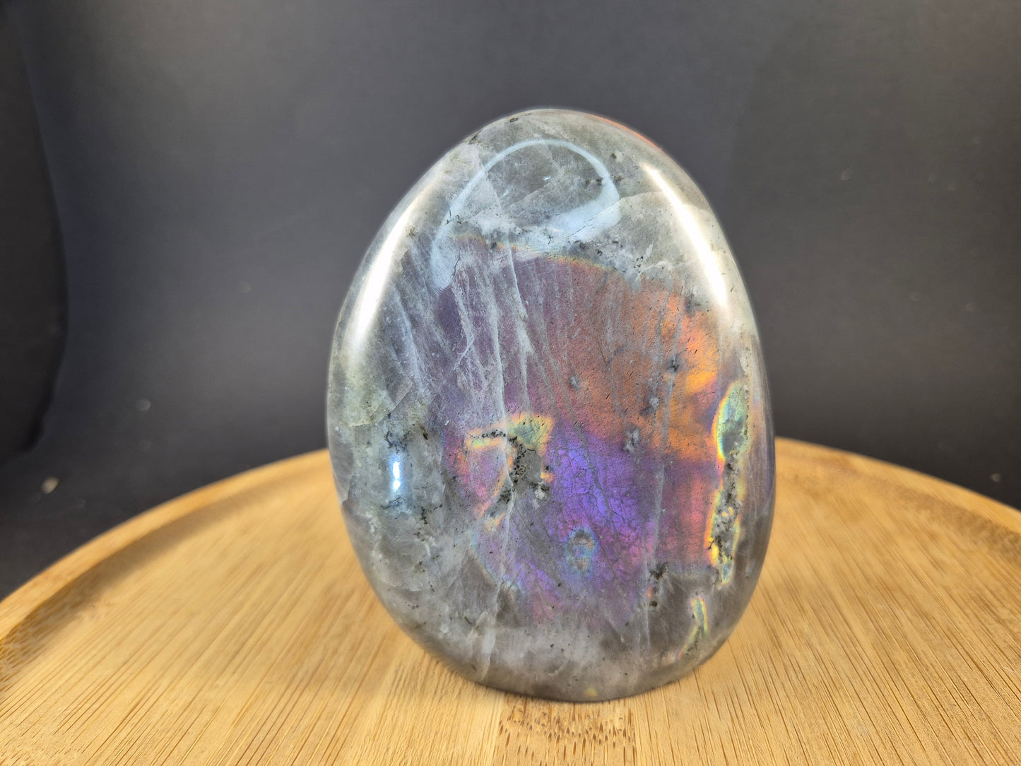 Bloc poli en Labradorite violette 636g