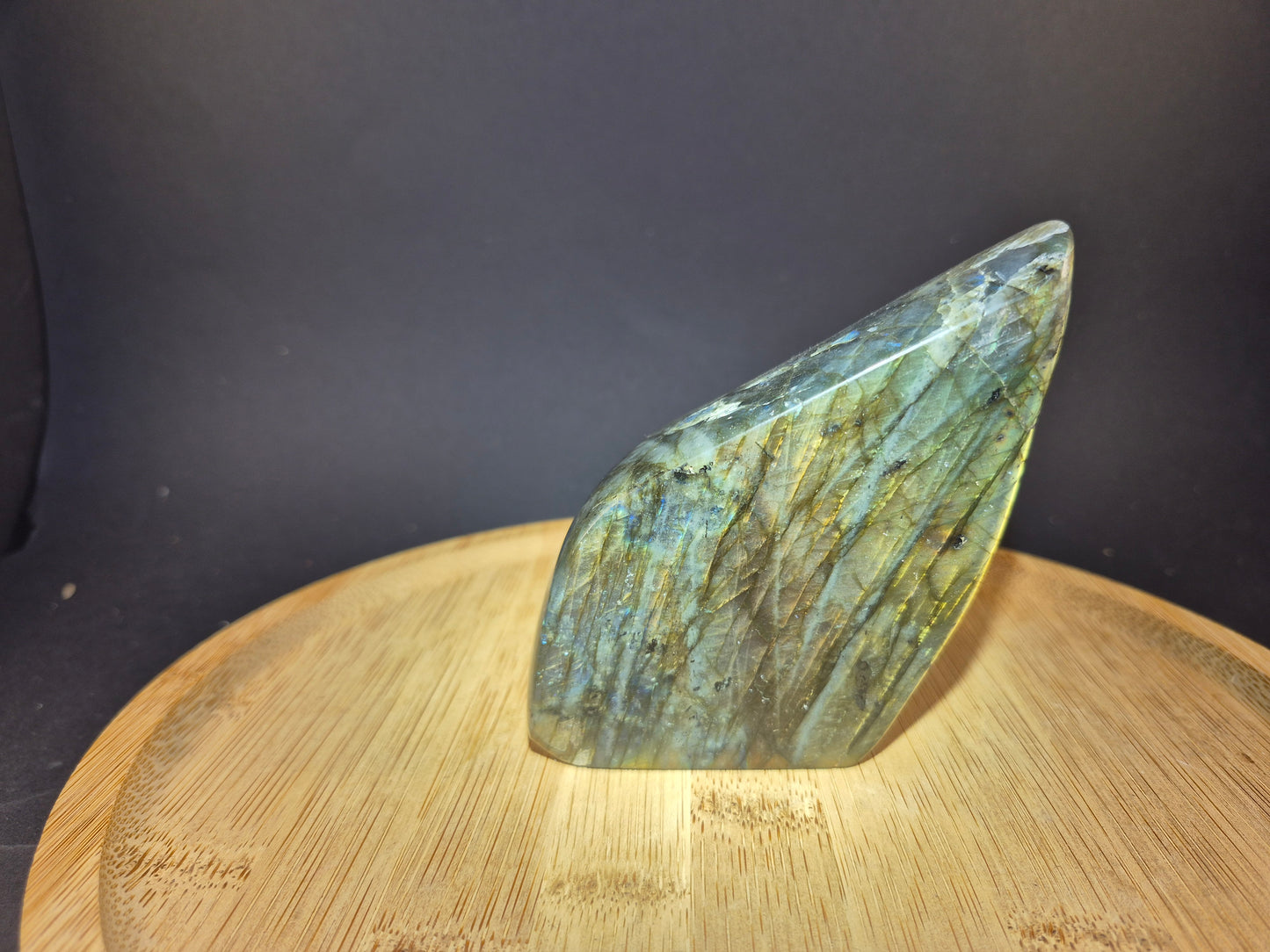 Bloc poli en Labradorite 690g