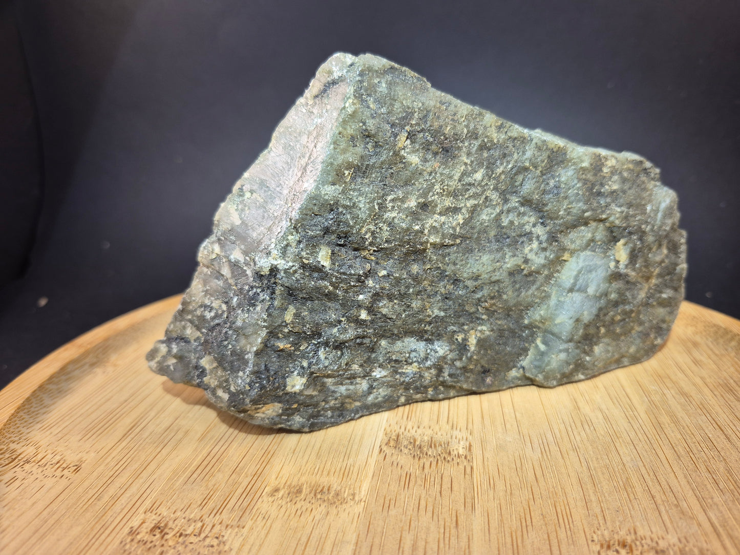 Bloc semi poli en Labradorite 533g